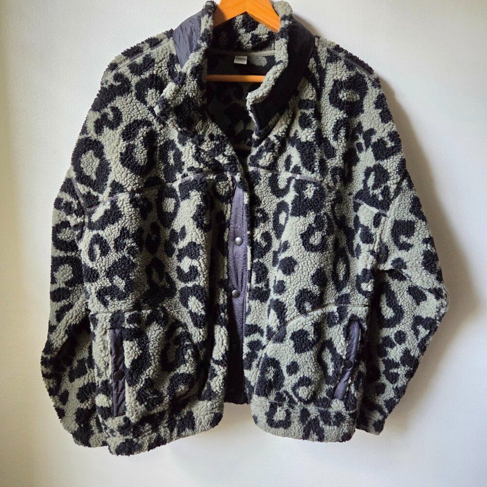 EUC OLD NAVY SHERPA ANIMAL PRINT MOCK NECK BUTTONED SWEATER SIZE XL
